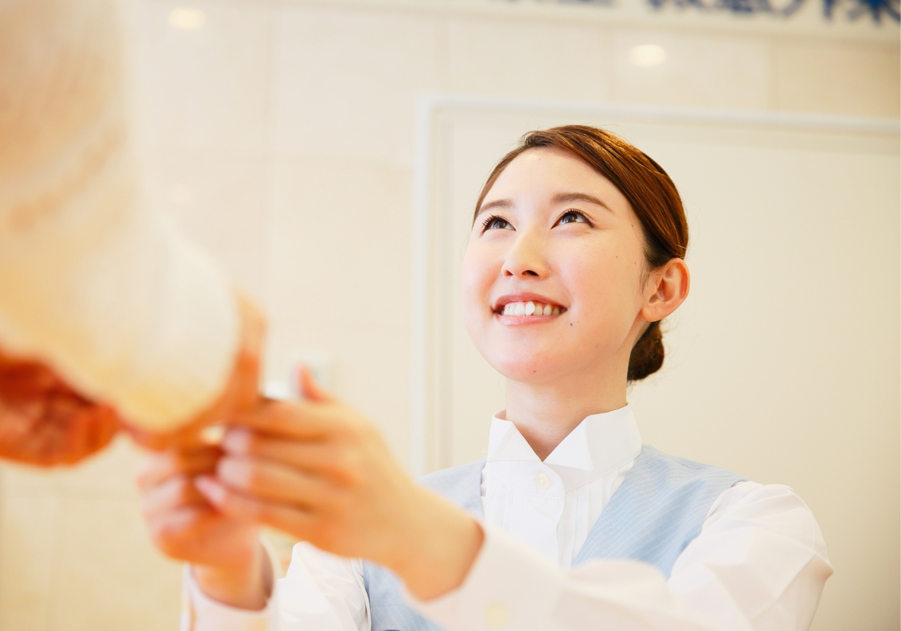 笑顔で受付対応する女性スタッフ