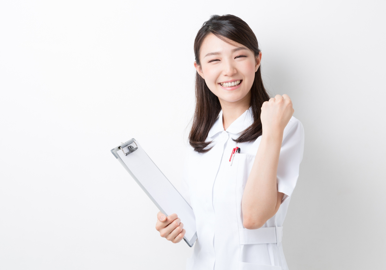 笑顔で診察する日本人女性医師