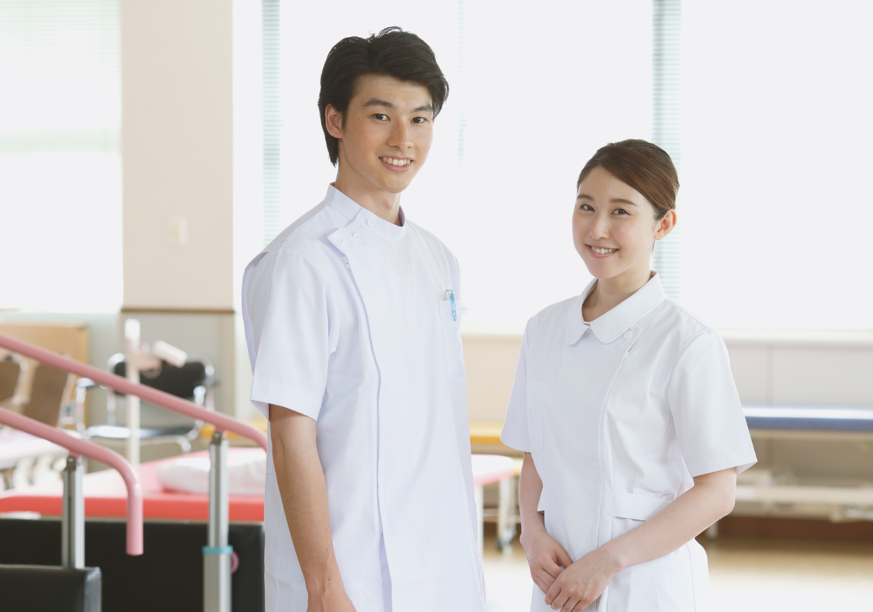 患者さまに優しく話しかけるアジア系看護師